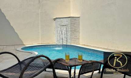 *Casa à Venda com Piscina - Localização Privilegiada*  - *Características:*   - 3 quartos, sendo 1 suíte   - Totalmente mobiliada   - Piscina privativ