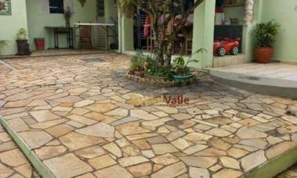 Casa com 3 dormitórios à venda, 198 m² por R$ 700.000,00 - Vila Jaboticabeira - Taubaté/SP