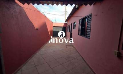 Casa com 2 quartos para alugar na Cidade Jardim, Uberaba 