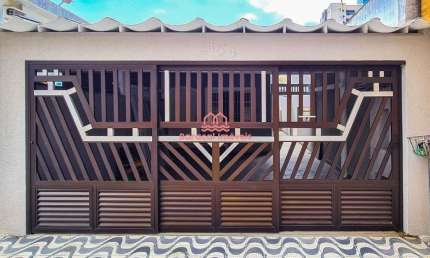 Casa a Venda com 3 dormitórios sendo 1 suíte, Canto do Forte, Praia Grande/SP.