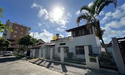 Casa mobiliada de 4 quartos à venda Praia de Bombinhas SC