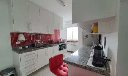 Vendo apartamento reformado, para quem procura a facilidade e comodidade de um andar baixo!