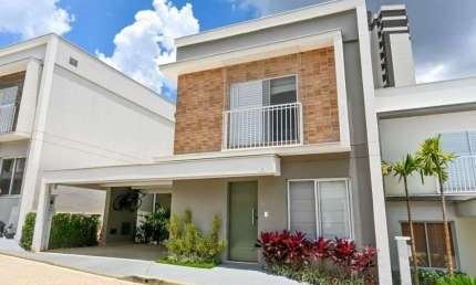 'Sobrado Excepcional em Condomínio da Construtora Planeta: Terreno Amplo, Área Construída com Design Elegante e Quintal Planejado para Piscina.'