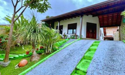Charmosa Casa no Coração de Piedade - Conforto e Elegância em Cada Detalhe
