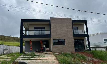 Residência Exclusiva: Casa de Alto Padrão em Condomínio Terras de Santa Mariana