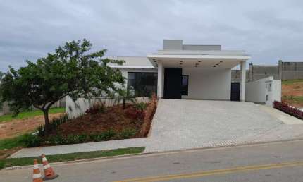 Elegância e Conforto: Residência Exclusiva no Condomínio Alphaville Nova Esplanada 3