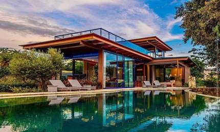 Venha se encantar com esta deslumbrante casa inspirada em Bali, localizada na prestigiada Fazenda Boa Vista, com uma vista deslumbrante