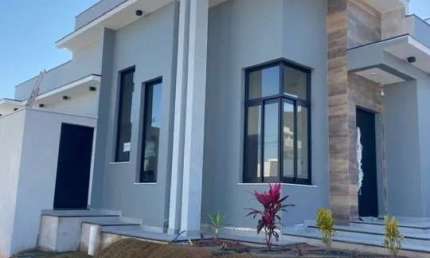 Casa térrea em um lote de esquina no condomínio Horto Florestal Villagio.