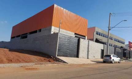 Galpão industrial, 700 m2 premoldado, com capacidade para ponte rolante de até 20ton.