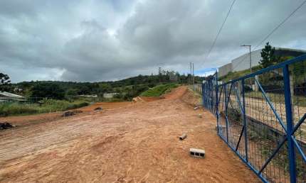 Espaço Industrial Multiuso: Ideal para Impulsionar Seu Negócio com Estacionamento Amplo!