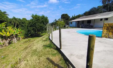 Encantadora Chácara em Ibiúna no Condomínio Monte Verde - 2 Suítes, Piscina de Alvenaria, e Fácil Acesso ao Comércio Local