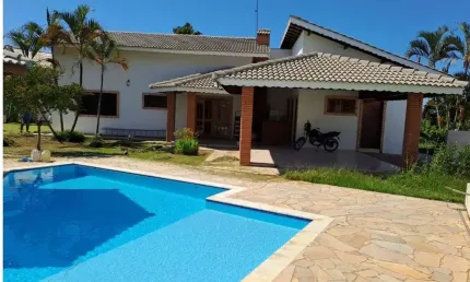 Linda Casa no Parque Village Castelo: Conforto, Lazer e Natureza