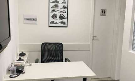 Sala Comercial Planejada e Mobiliada no Centro de Alphaville - 49m², 1 Vaga de Garagem