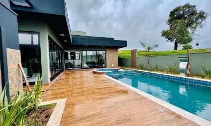 Casa de Alto Padrão à Venda no Condomínio Riviera de Santa Cristina XIII ? Represa Jurumirim