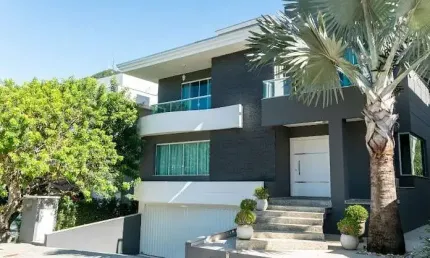 Luxuosa mansão à venda em condomínio exclusivo na Praia do Estaleiro, Balneário Camboriú-SC: 5 quartos, 5 suítes, 3 salas, 6 banheiros, 4 vagas, 630m².