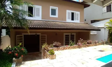 Casa Luxuosa em Alphaville 5 - Santana de Parnaíba/SP, Frente à Praça, Com 4 Quartos e Lazer Completo