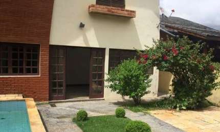 Casa Clássica e Ampla com 4 Suítes, Piscina e Salão de Festas