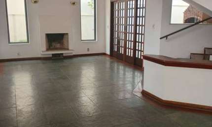Espaçosa Casa à Venda em Alphaville 6 com 3 Suítes e Lazer Completo
