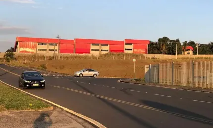 Galpão com área construída de 5.000 m² e terreno de 14.300 m² , todo murado.