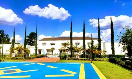 Linda Casa no Condomínio Santa Maria  em Votorantim com 1.600,m².