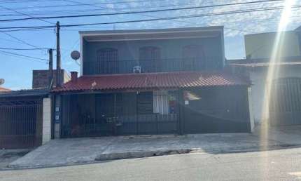 Sobrado com Salão Comercial no Jardim Santa Cecília.