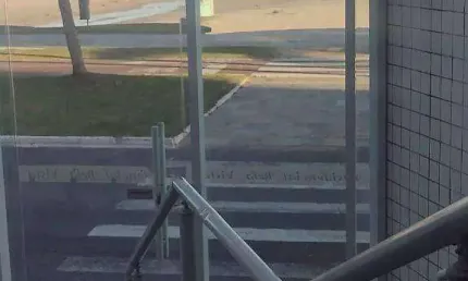 Apto 2 dormitórios, 1 suíte,  1 vaga de garagem coberta, totalmente mobiliado -pé na areia no jardim real