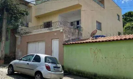 Excelente Casa Triplex com 260,36 m² em Boa Localização - Bairro Maria Helena