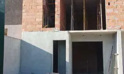 Vendo casa geminada com entrada independente com 03 quartos sendo um com suite, 105m² no valor de 550.00,00 no bairro Xangrila