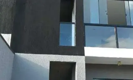 Vendo casa geminada com entrada independente com 03 quartos sendo um com suite, 105m² no valor de 550.000,00 no bairro xangrila