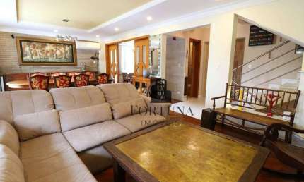 Casa estilo neoclássico com 4 níveis em condomínio fechado no melhor local do Planalto Paulista !! São 4 suítes com área construída de 376m²