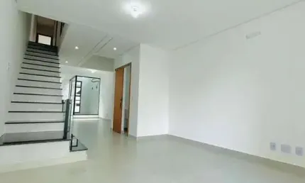Sobrado à venda com dormitórios sendo 3 suítes, 5 banheiros, 2 vagas, 170m², localizado na rua dout