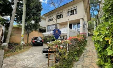 Casa de 4 quartos, localizada na prestigiada Rua Itatinga, no coração do Pacaembu. Com uma área gen