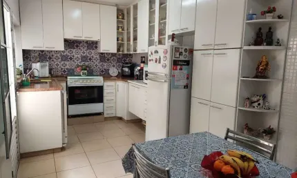 Sobrado à venda, com 3 dormitorios, 1 suite, 1 banheiro e uma vaga, localizado na Rua Robertson Cam