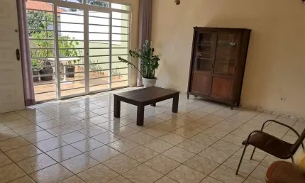 Sobrado à venda com 4 dormitórios sendo 3 suítes, 4 vagas, localizado na na Rua Pero Correia no bai