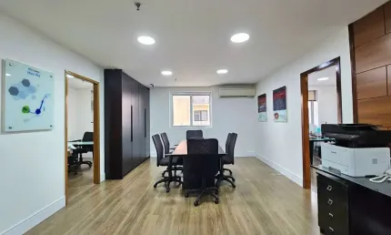 Conjunto comercial à venda, Moema, São Paulo, SP. com 5 Salas, 3 Banheiro, 4 Vagas para auto, Porta