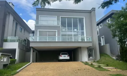 Casa de 430m² à venda, Alphaville, Santana de Parnaíba, SP. com 4 amplas Suítes com piso em madeira