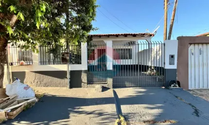 Casa localizada no cpa ii - próximo a sorveteria alaska codigo: 27528