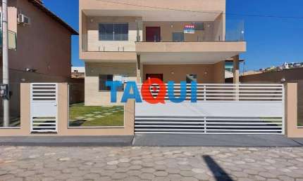 Casa duplex com 4 quartos, sendo 2 suítes. Piscina com deck molhado. Cabo Frio