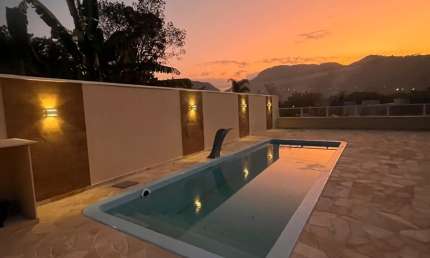 Sobrado em condomínio com piscina, com 02  dormitórios, em Caraguatatuba