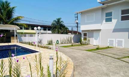 Lindo sobrado em condomínio com 02 dormitórios, em Caraguatatuba