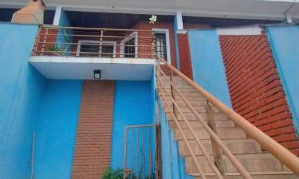 Sobrado com 02 dormitórios, a 400 metros da praia, em Caraguatatuba