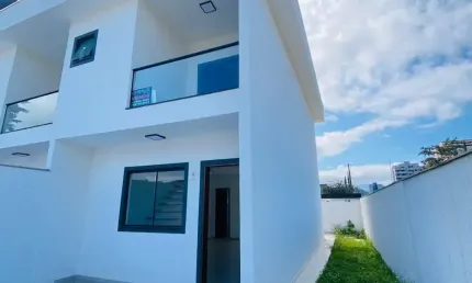 Sobrado novo com 02 suítes, a 200 metros da praia em Caraguatatuba