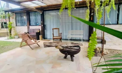 Linda casa térrea, em condomínio fechado, com 02 dormitórios.