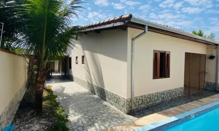 Casa reformada com 03 dormitórios, a 400 metros da praia, em Caraguatatuba