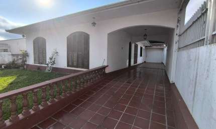 Casa Térrea  a poucos metros da Professor João Falarz