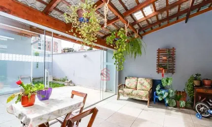 Oportunidade incrível: Sobrado à venda em Curitiba-PR, bairro Orleans, 3 quartos, 1 suíte, 3 salas, 2 banheiros, 2 vagas, 170m².