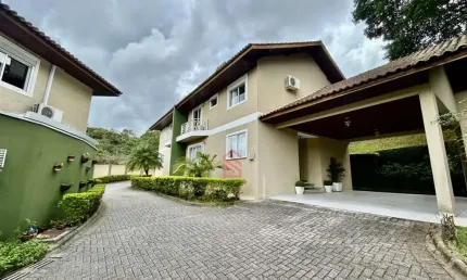 Imperdível: Casa à venda em Curitiba-PR, Pilarzinho, 3 quartos, 1 suíte, 3 salas, 4 banheiros, 4 vagas de garagem, 160 m².