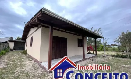 C738 - Residência com 3 dormitórios localizada no balneário Presidente