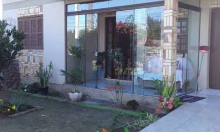 C774 - Residência localizada em Avenida principal de Imbé