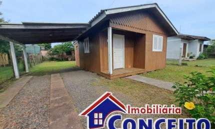 C778 - Linda residência de madeira localizada no balneário Mariluz Norte